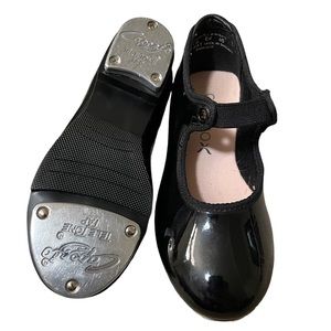 Girl’s black tap shoes - size 10M